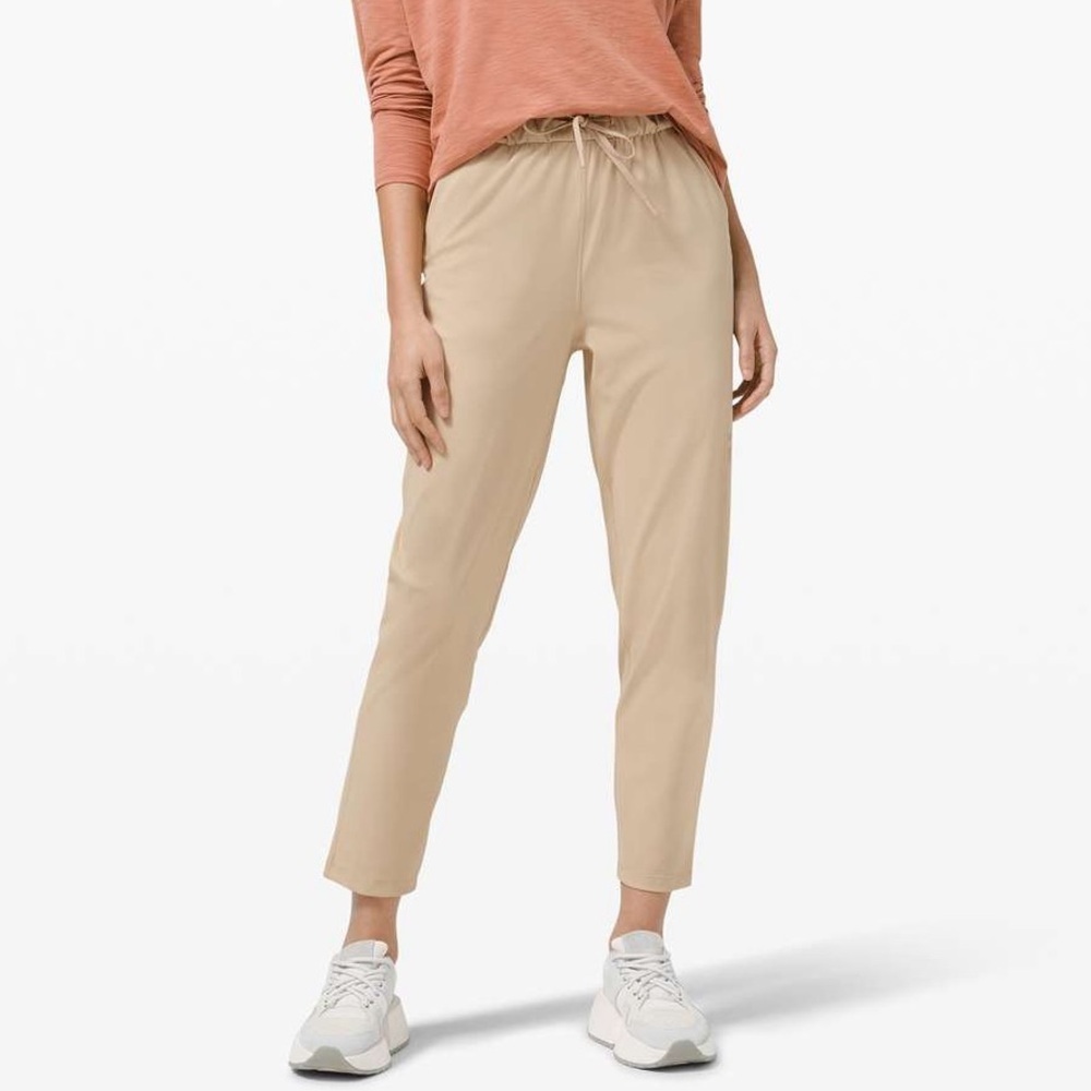 Lululemon Women’s Keep Moving Pant 7/8 High-Rise in beige size 2 travel athletic